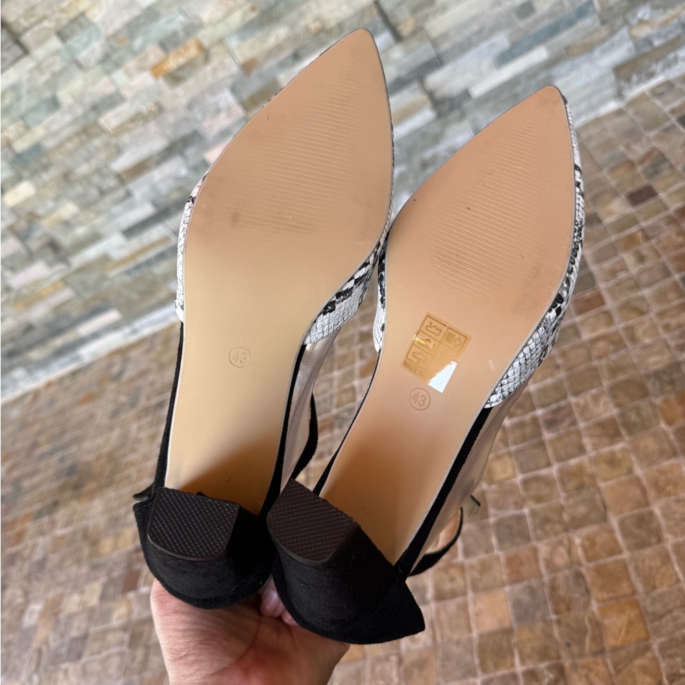 Snake print close toe heels - Picture 4 of 5